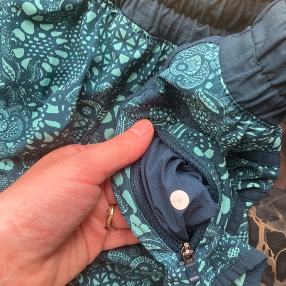 Lululemon shorts size 4 - Picture 6 of 6